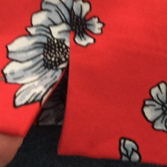 Roz & Ali red print ankle length pants Wide waistband belt loops Front zip 8p
C - Picture 3 of 8